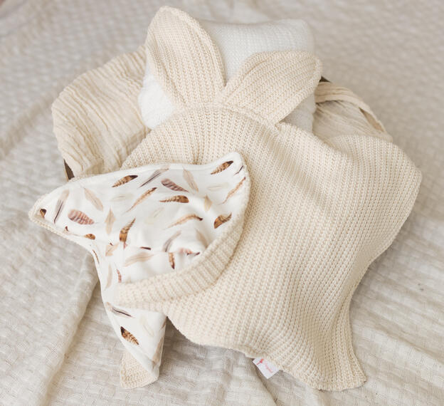 Hasentuch beige/Federn 35.-