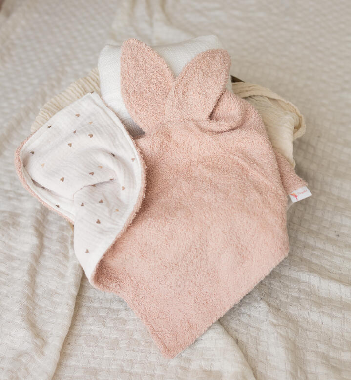 Handgemachtes rosa Nuschi und Gesundheitshefthülle von Fairy Dust by Victoria